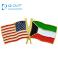 Atacado barato estampagem de metal personalizado esmaltado amizade dupla country america kuwait bandeira distintivo